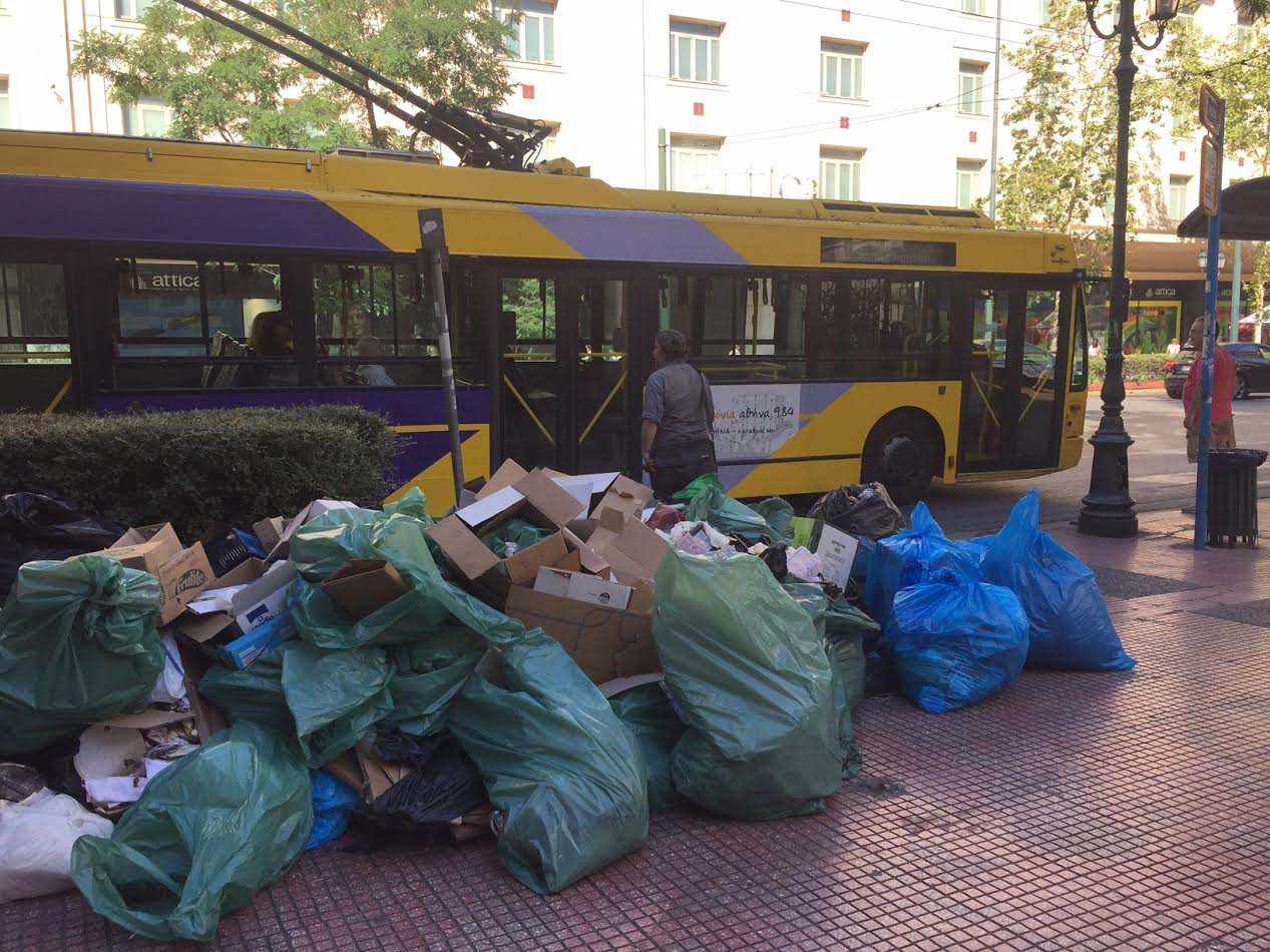 BBC: Λόφοι σκουπιδιών στην Αθήνα, δυσωδία στους δρόμους -Οι πεζοί κρατούν τις μύτες τους